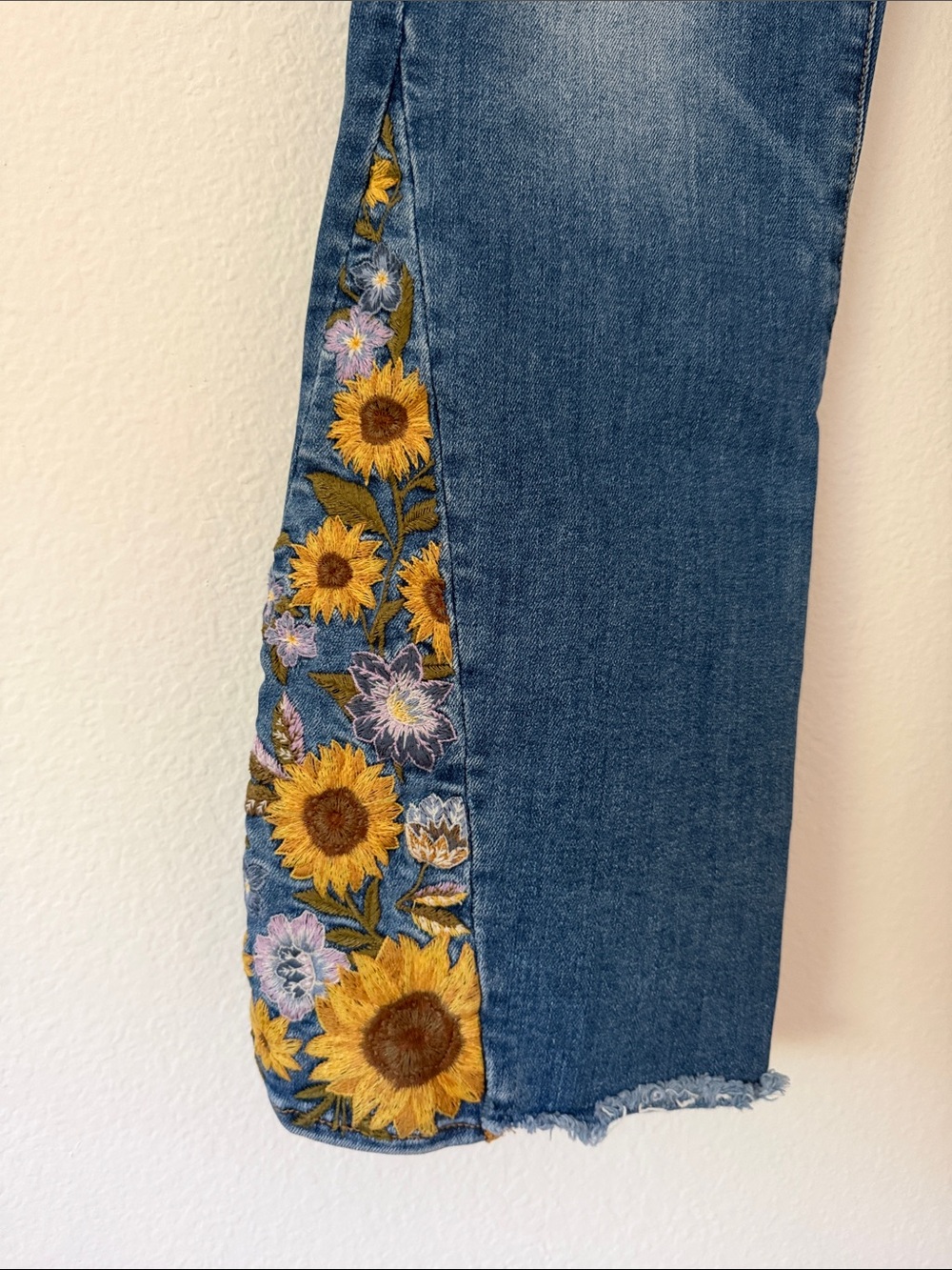 Driftwood Clara Sunflower Floral Embroidered Flare Jeans Size 27 Boho Festival - Picture 3 of 9